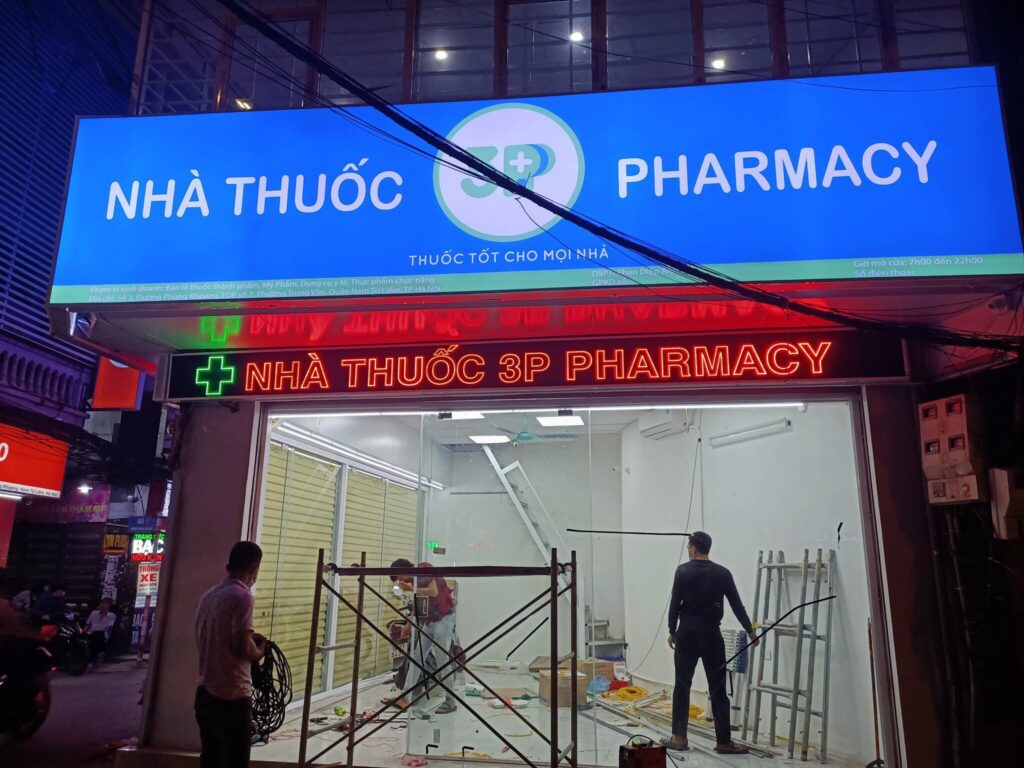 Biển hộp đèn nhà thuốc nổi bật ban đêm