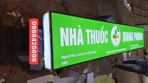 Biển hộp đèn nhà thuốc nổi bật ban đêm