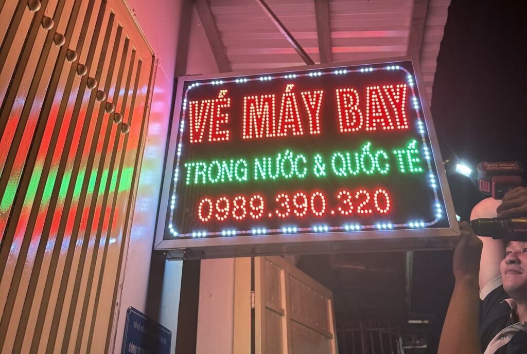 Thi công biển vẫy cắm LED tại Hà Nội