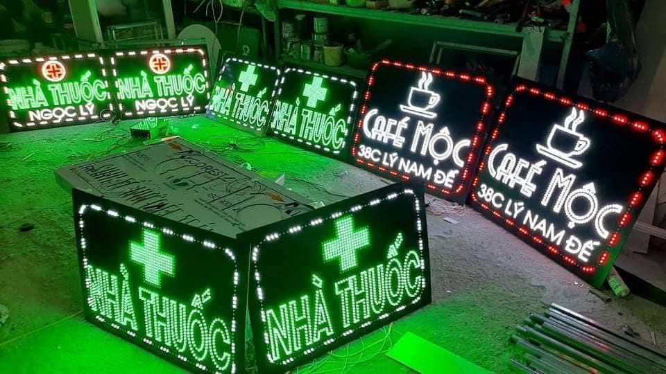 Biển vẫy cắm LED nhấp nháy tại Hà Nội
