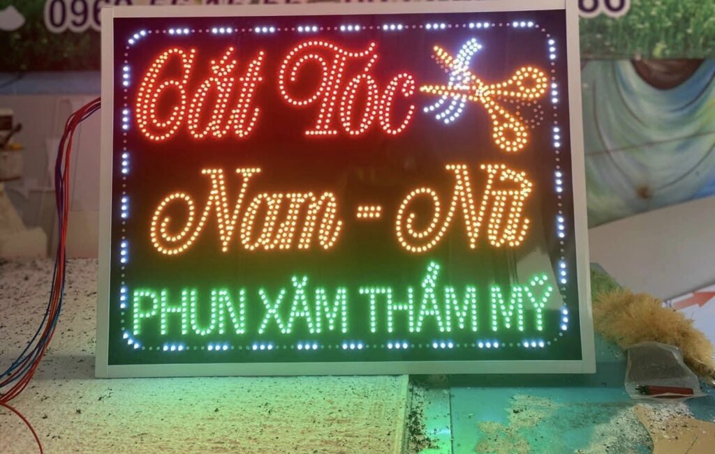 Biển vẫy cắm LED salon tóc
