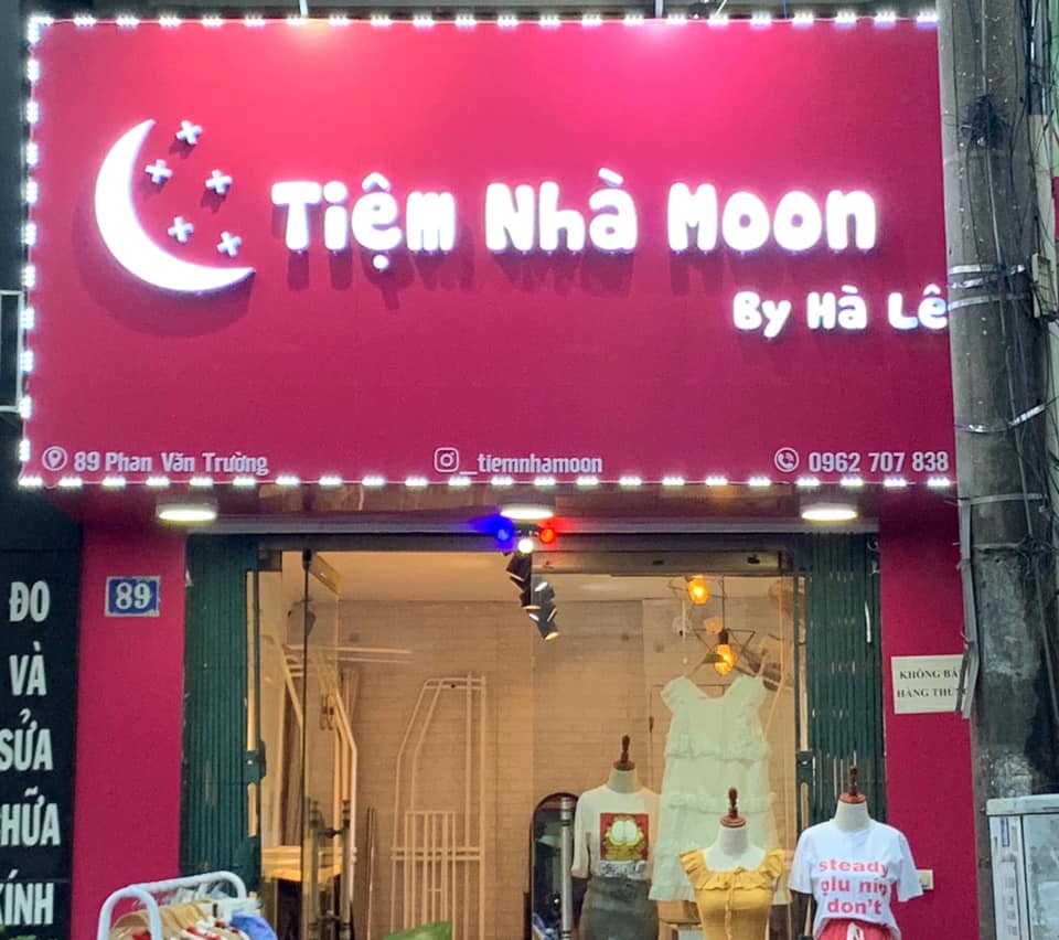 Biển quảng cáo shop quần áo thời trang trẻ em tại Hà Nội. Biển nền alu. chữ mica dựng nổi sáng mặt chữ