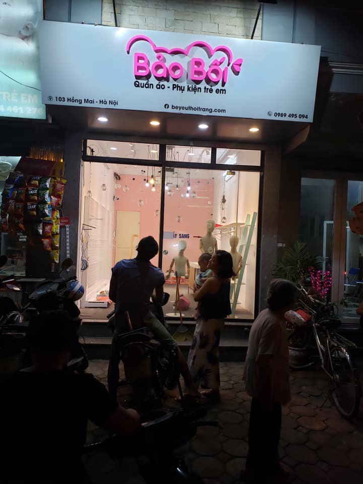 Biển quảng cáo shop quần áo thời trang nữ tại Hà Nội. Biển nền alu. chữ mica dựng nổi