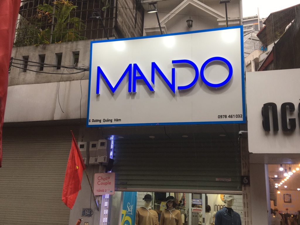 Biển quảng cáo cửa hàng thời trang nam Mando