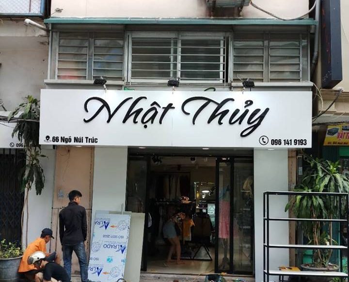 Biển quảng cáo shop quần áo thời trang tại Hà Nội. Biển nền alu. chữ mica dựng nổi sáng chân chữ
