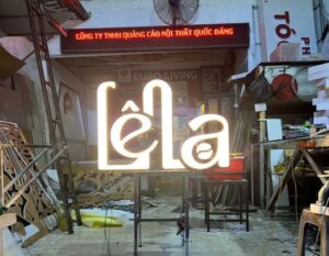 Chữ nổi mica đèn LED sáng mặt chữ