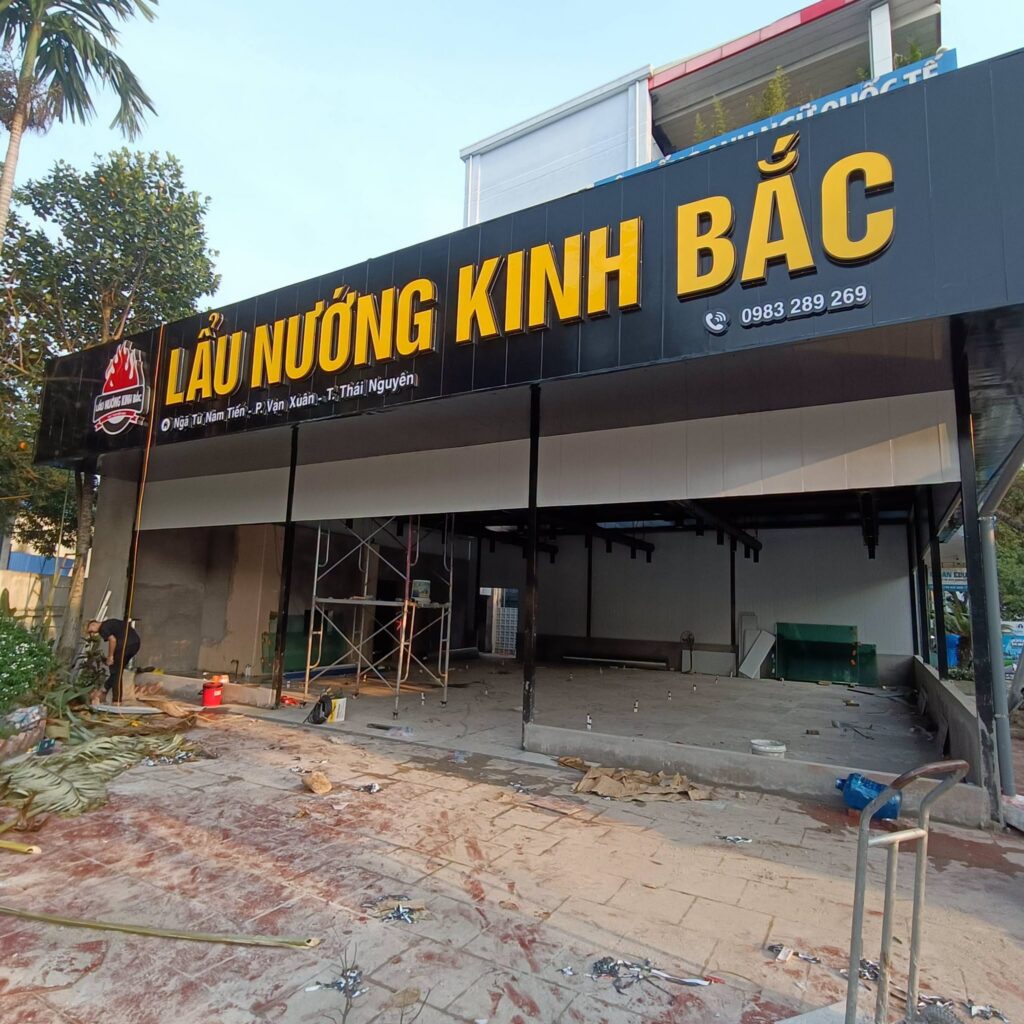 Biển quảng cáo quán lẩu nướng nền tôn sóng chữ mica nổi