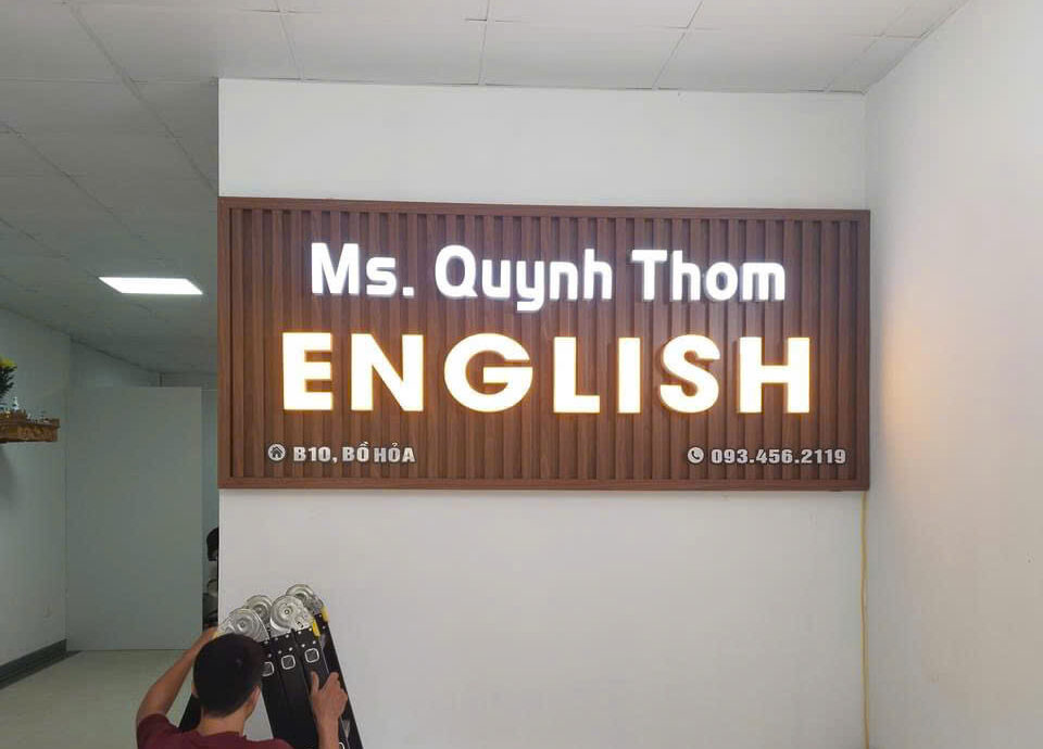 Background chữ nổi trung tâm tiếng anh