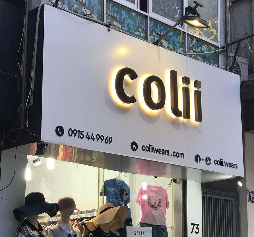 Biển quảng cáo shop thời trang với tên thương hiệu nổi bật
