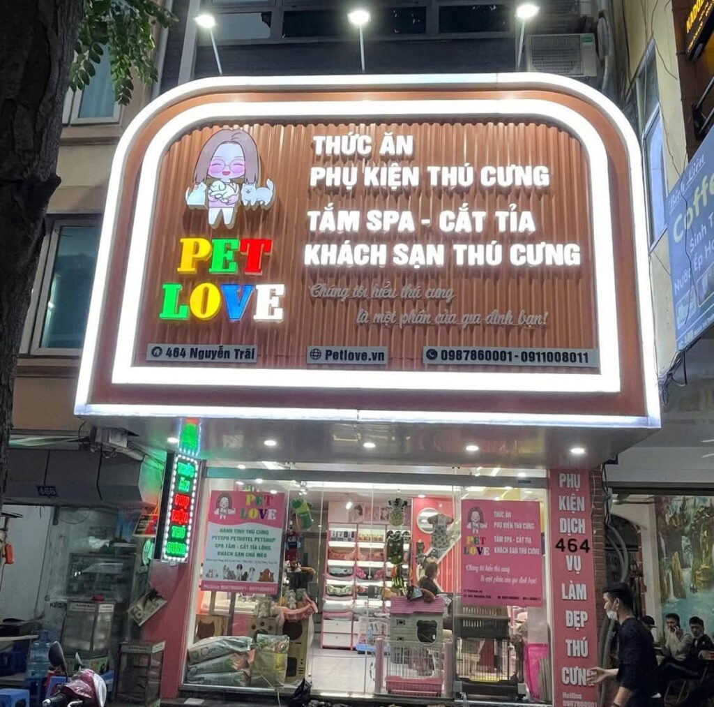 Biển quảng cáo cửa hàng được thiết kế và thi công phù hợp với mặt tiền kinh doanh tại Hà Nội.