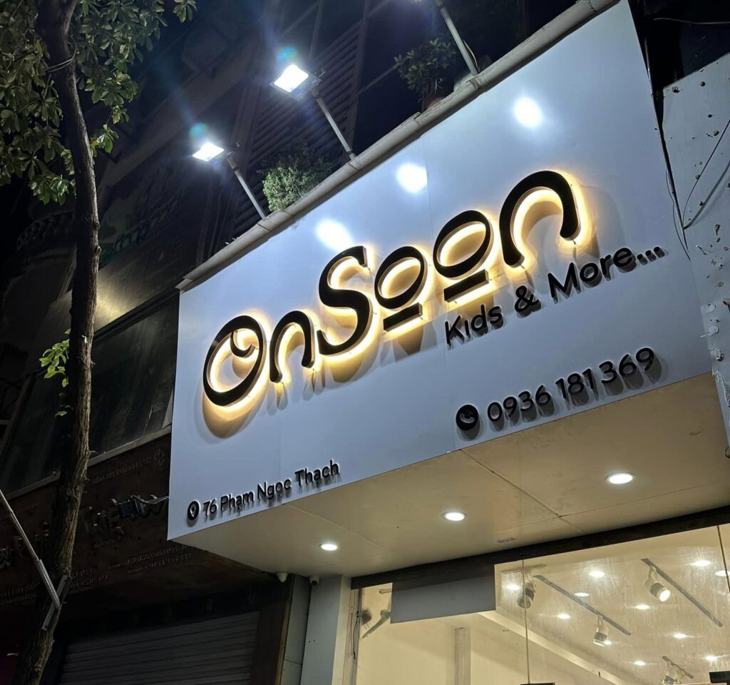 Mẫu biển hiệu cửa hàng được hoàn thiện theo nhận diện thương hiệu và mặt bằng thực tế.
