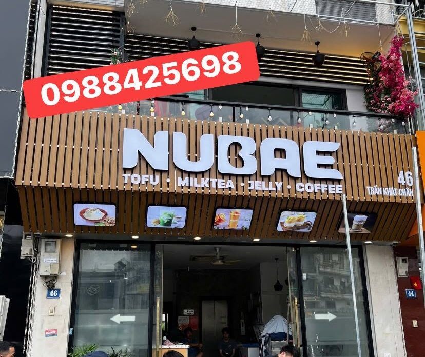 Mẫu biển hiệu cửa hàng được hoàn thiện theo nhận diện thương hiệu và mặt bằng thực tế