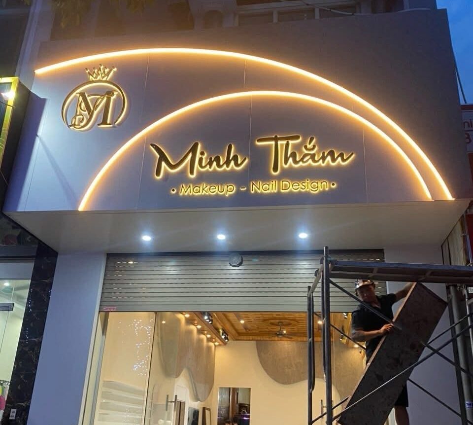 Biển spa, nail được thiết kế theo phong cách nhận diện riêng.