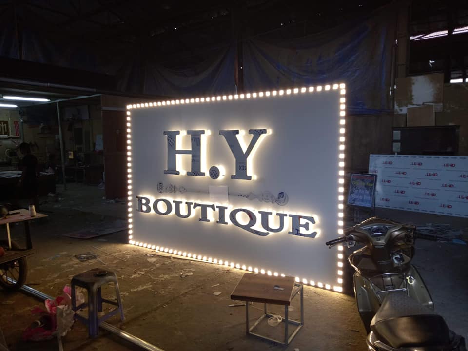 Biển hiệu shop thời trang ưu tiên thiết kế đơn giản, dễ nhận diện.