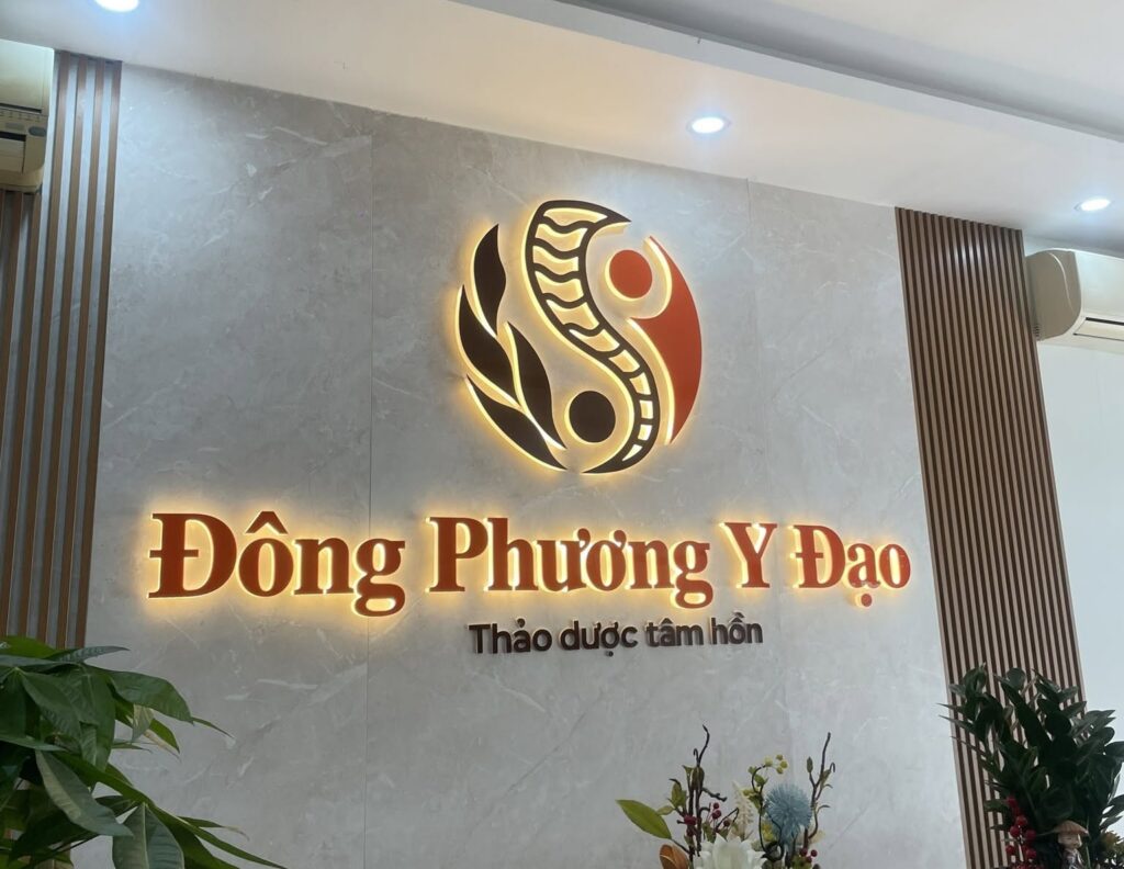 Thi công biển hiệu cửa hàng Minh Khai