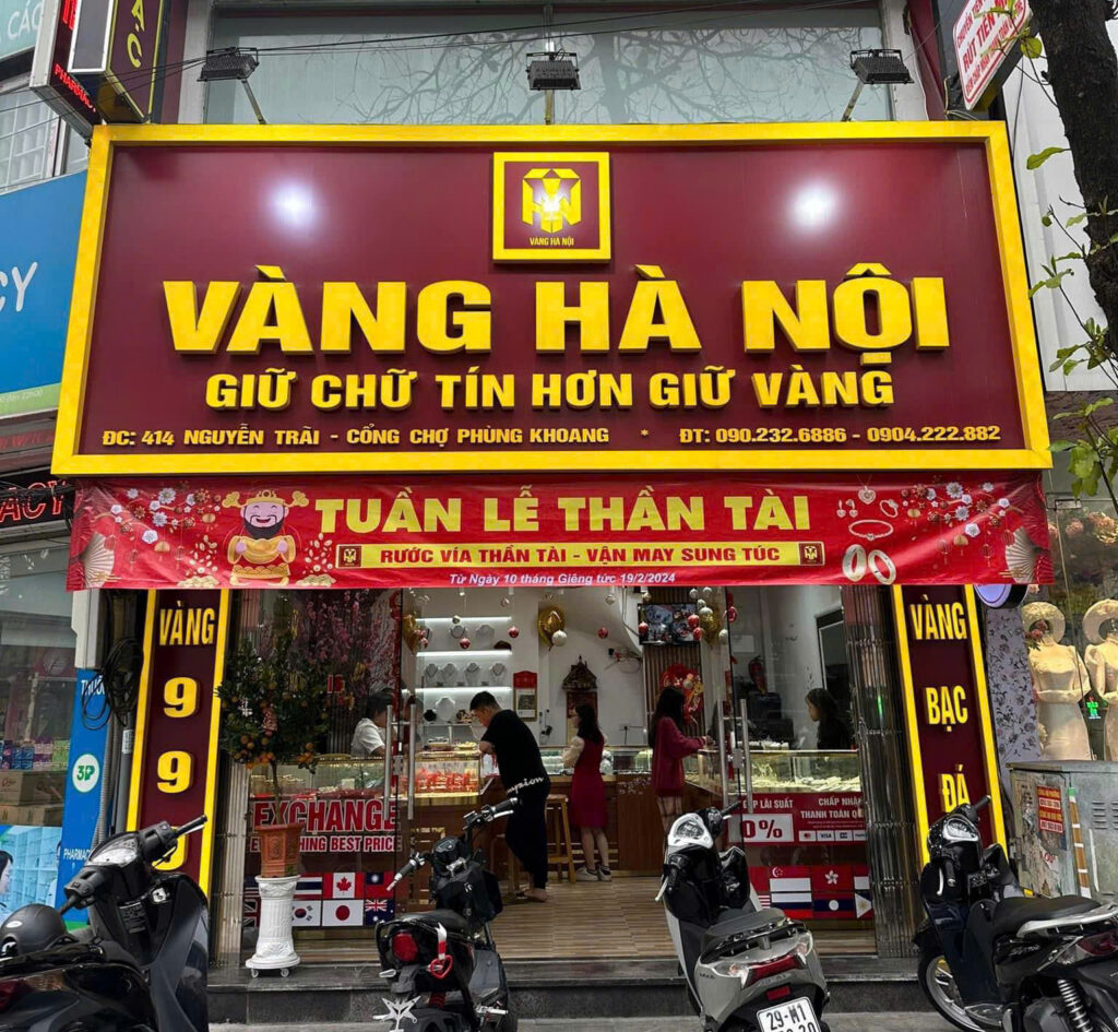 Mẫu biển quảng cáo được thiết kế phù hợp với mặt tiền cửa hàng tại Hà Nội.