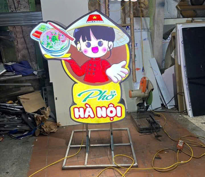 Biển vẫy giúp khách hàng nhận biết cửa hàng từ hướng di chuyển trên đường.