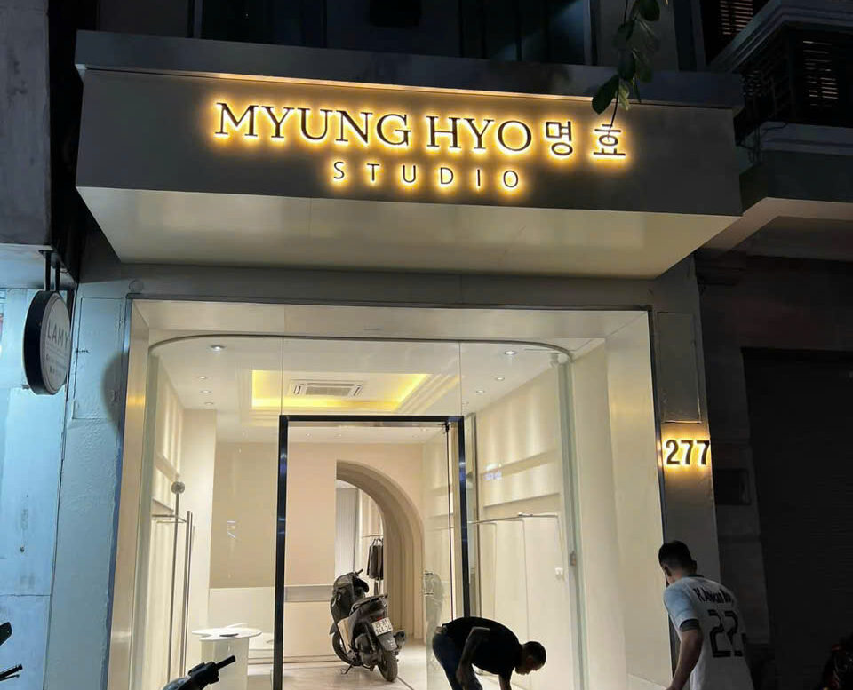Biển quảng cáo alu kết hợp chữ nổi tạo mặt tiền hiện đại và chuyên nghiệp.