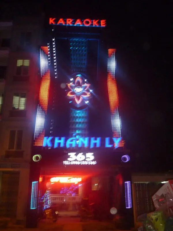Biển quảng cáo karaoke Khánh Ly 365 LED viền sáng rực về đêm