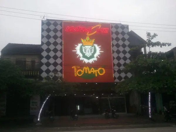Biển quảng cáo quán karaoke Tomato hộp đèn nổi bật trên nền caro