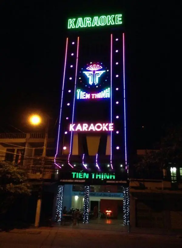 Biển karaoke Tiến Thịnh viền LED neon xanh tím