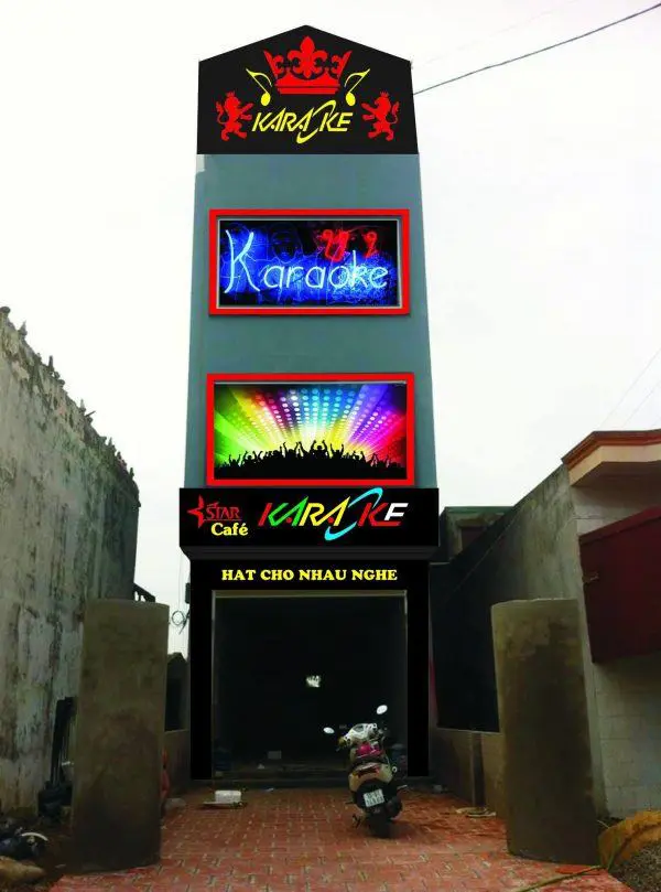 Biển quảng cáo karaoke nhiều tầng có logo vương miện