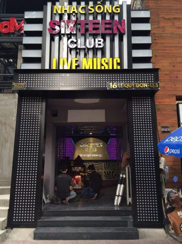 Biển karaoke nhạc sống Sixteen Club ốp alu đen chữ nổi sáng đèn