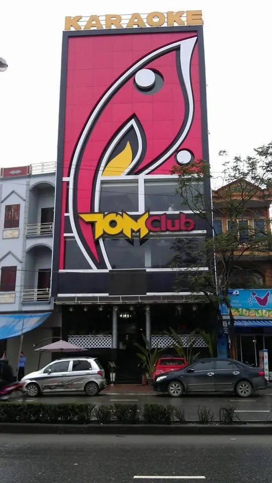 Biển quảng cáo Tom Club karaoke logo khổ lớn trên mặt tiền