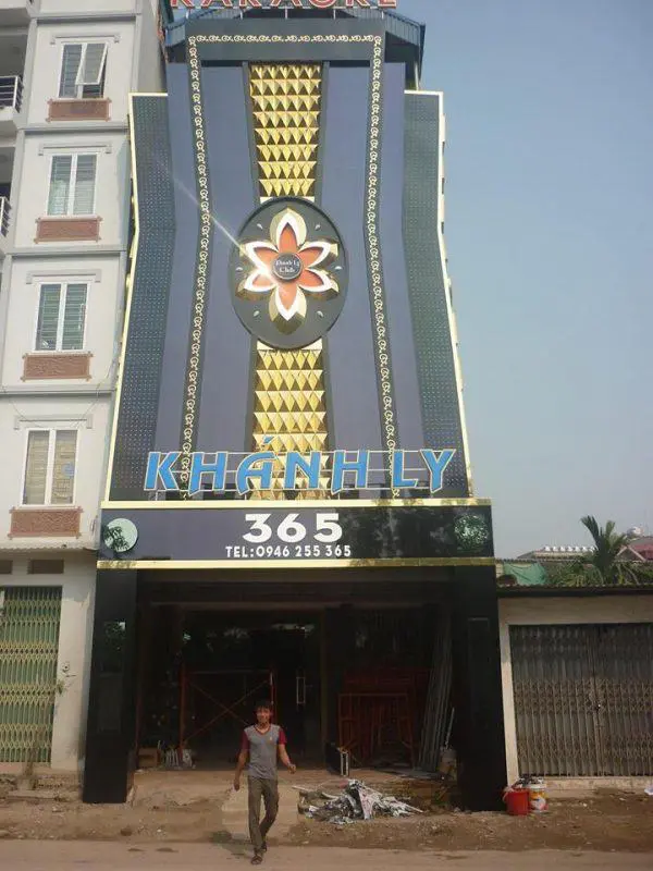 Biển quảng cáo karaoke Khánh Ly 365 nhìn ban ngày