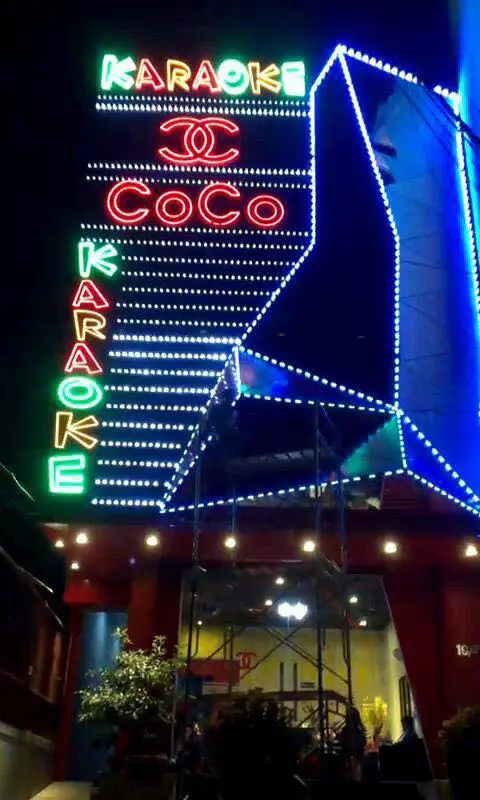 Biển quảng cáo karaoke CoCo sáng đèn LED ban đêm