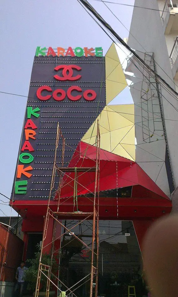 Biển quảng cáo karaoke CoCo đang thi công khung ốp alu