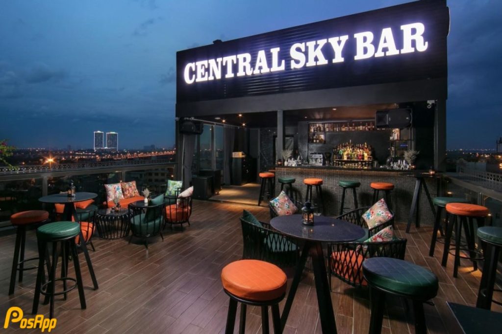Biển hiệu Central Sky Bar chữ trắng sáng trên rooftop