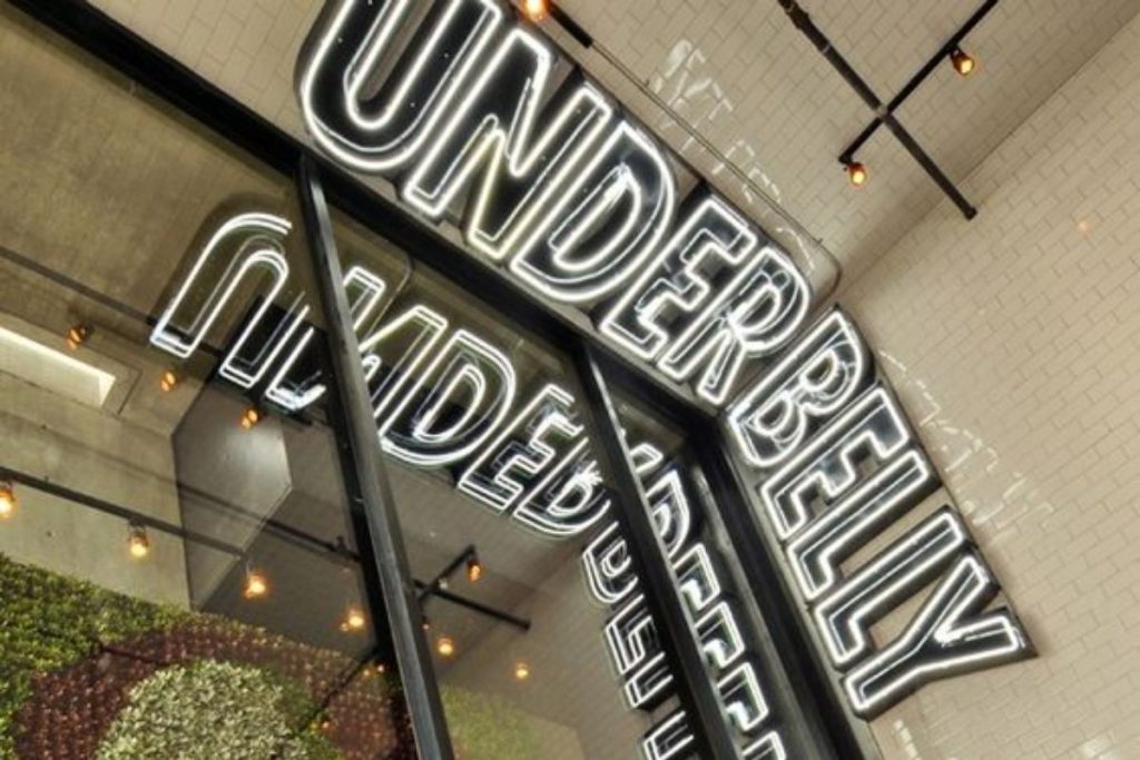 Biển hiệu Underbelly chữ đèn LED viền trắng