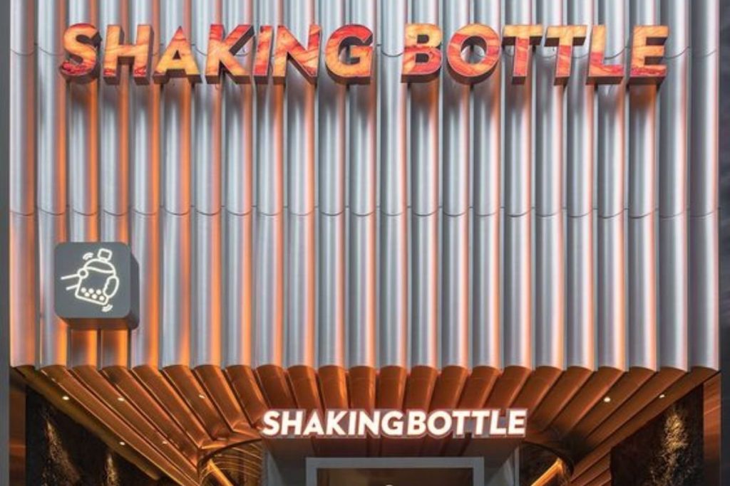 Biển hiệu Shaking Bottle chữ nổi trên nền lam kim loại