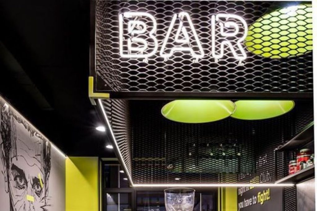 Biển chữ BAR đèn LED trên nền lưới kim loại