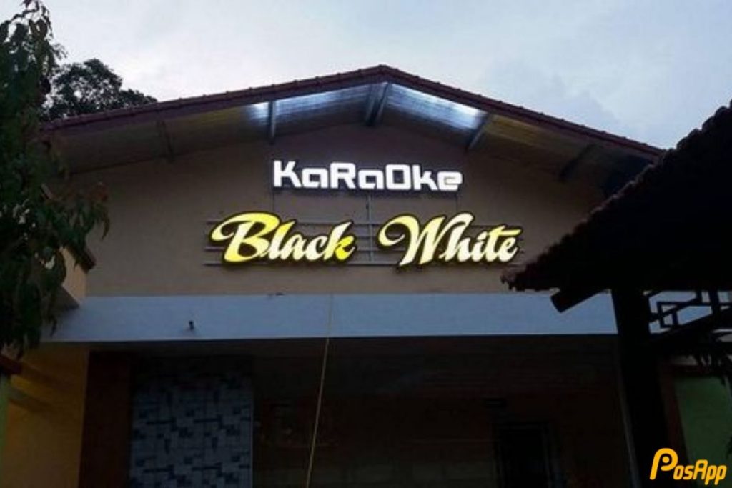 Biển karaoke Black White chữ nổi hắt sáng vàng