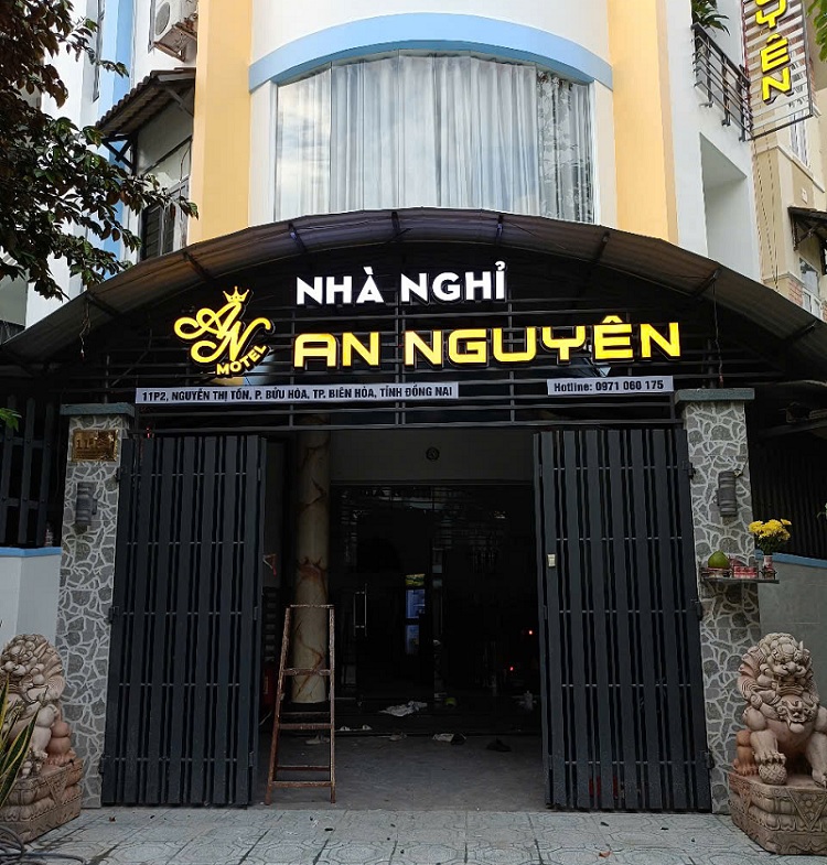 Biển khách sạn chữ nổi