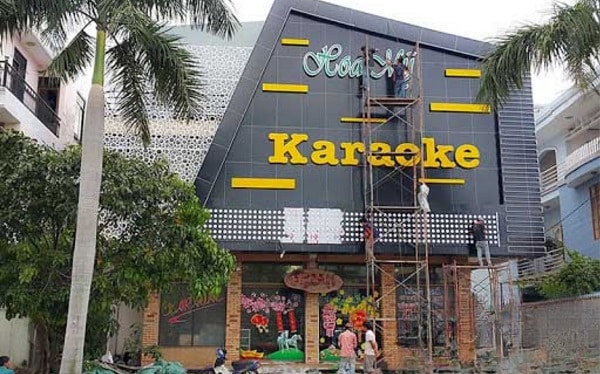 Biển karaoke Hoa Mỹ đang thi công ban ngày