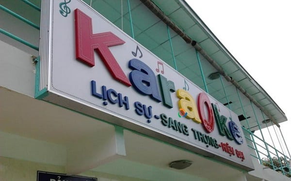 Biển quảng cáo karaoke nền trắng chữ nổi nhiều màu