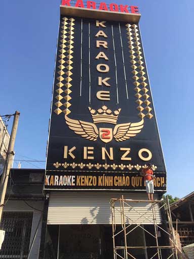 Biển quảng cáo karaoke Kenzo khổ lớn nền đen chữ vàng
