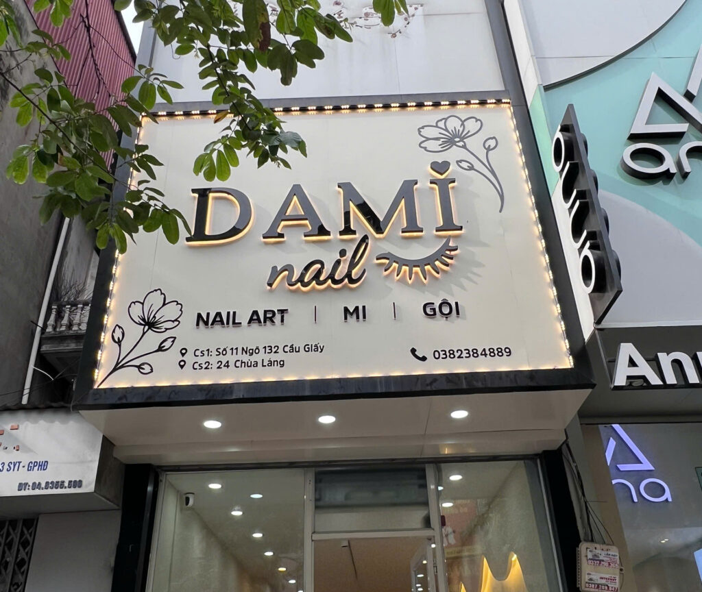 Biển tiệm nail mi Dami Nail Chùa Láng – chữ nổi hắt sáng, viền bóng LED