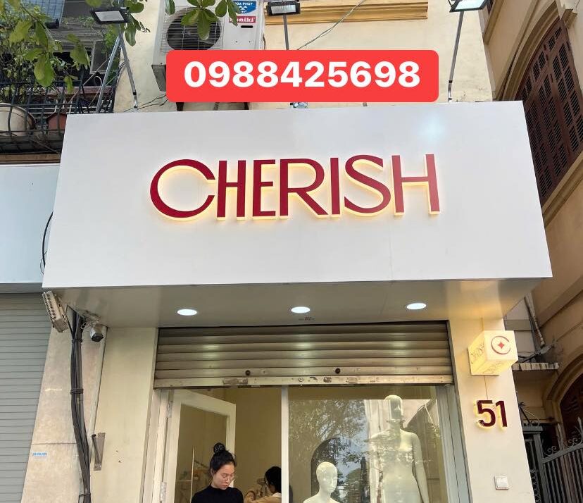 Biển cửa hàng thời trang chữ nổi LED sáng chân tại Phố Huế