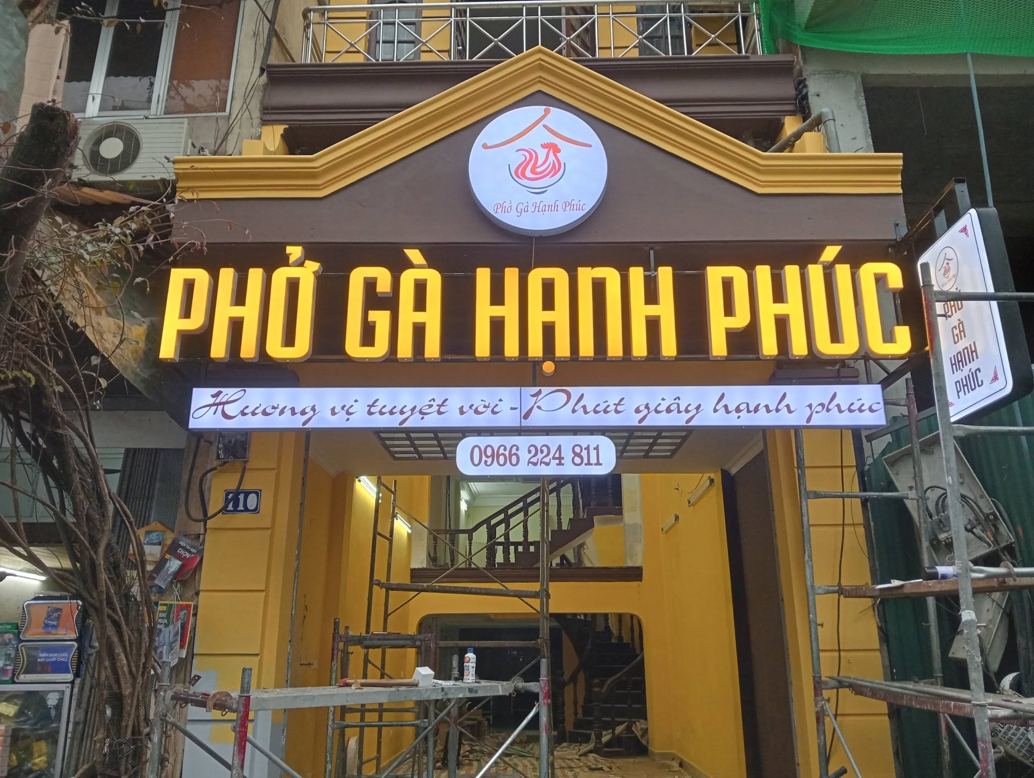 Biển quán Phở Gà Hạnh Phúc 110 Nguyễn Chí Thanh – chữ nổi mica sáng mặt