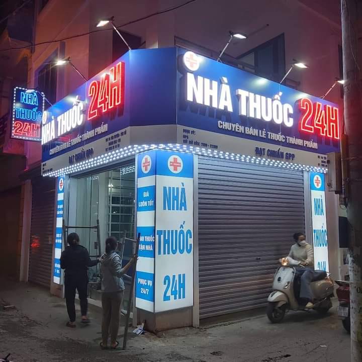 Bảng hiệu nhà thuốc chữ nổi sáng đèn tại Bạch Mai