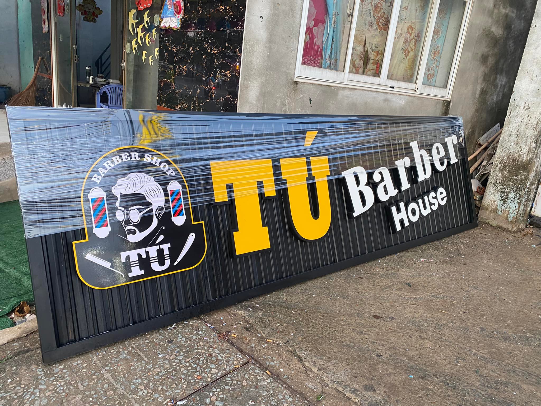Biển barbershop phố Lạc Trung do Quốc Đăng thi công