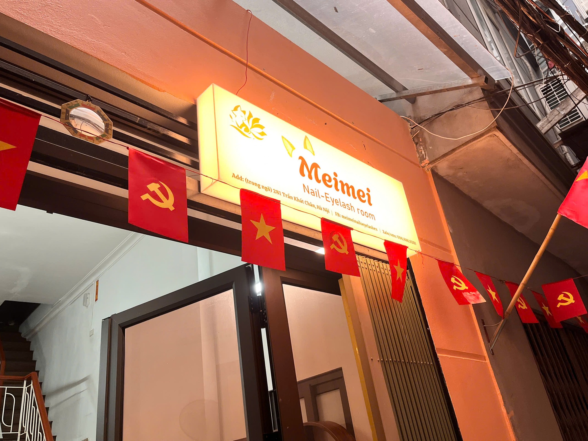 Biển chữ mica LED sáng mặt phố Trần Khát Chân