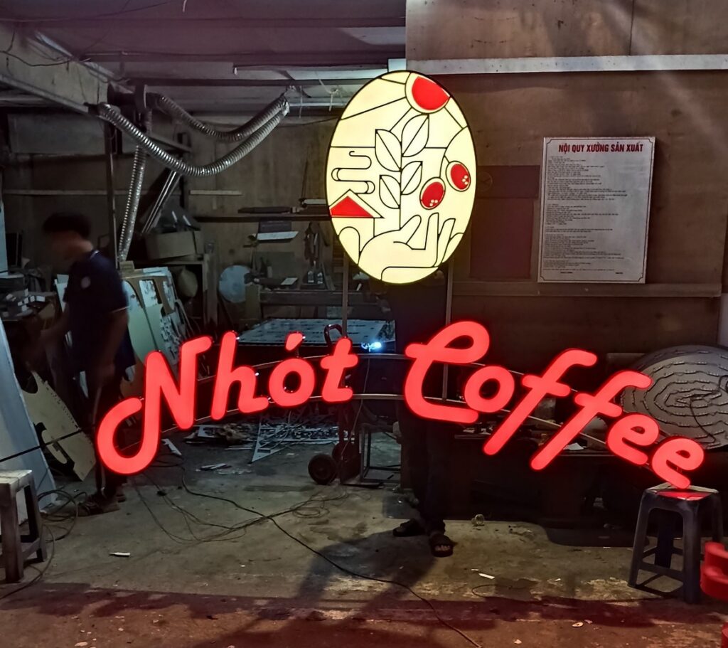Chữ nổi mica đỏ quán coffee nổi bật về đêm