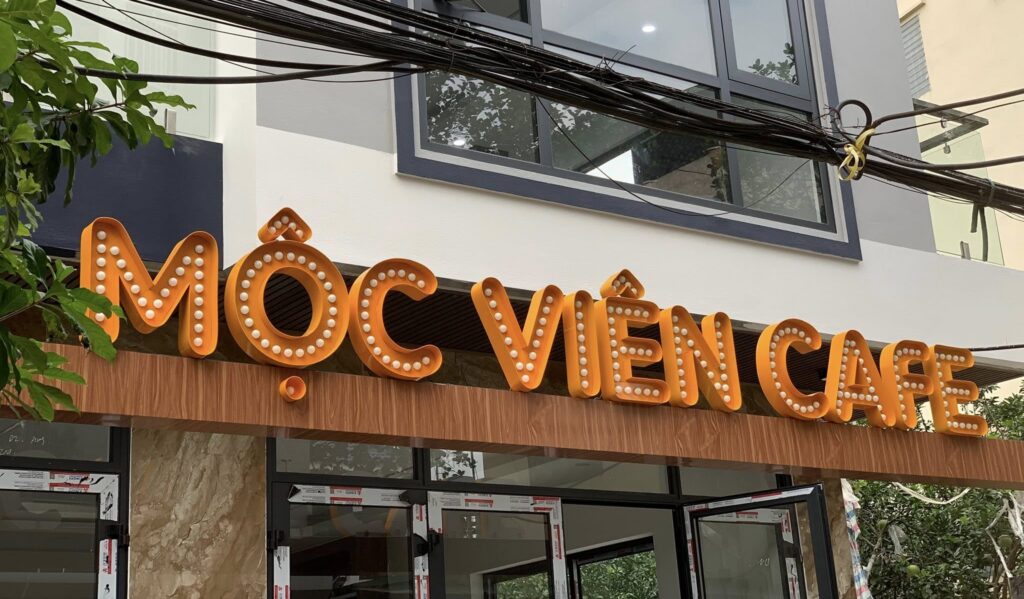 Biển cửa hàng phong cách đơn giản