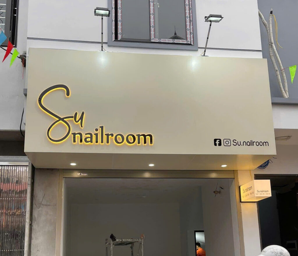 Biển tiệm nail Su Nailroom đường Láng – chữ nổi hắt sáng chân