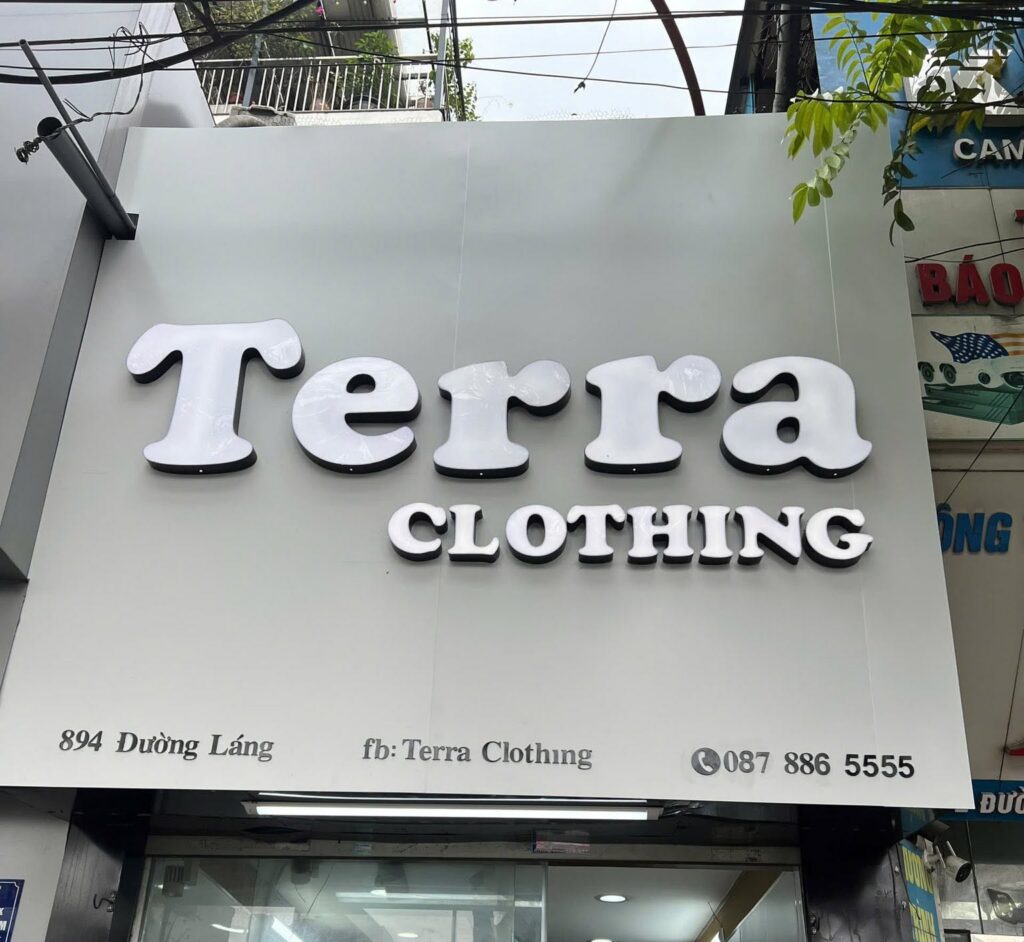 Biển shop thời trang Terra Clothing 894 Đường Láng – chữ nổi mica sáng mặt